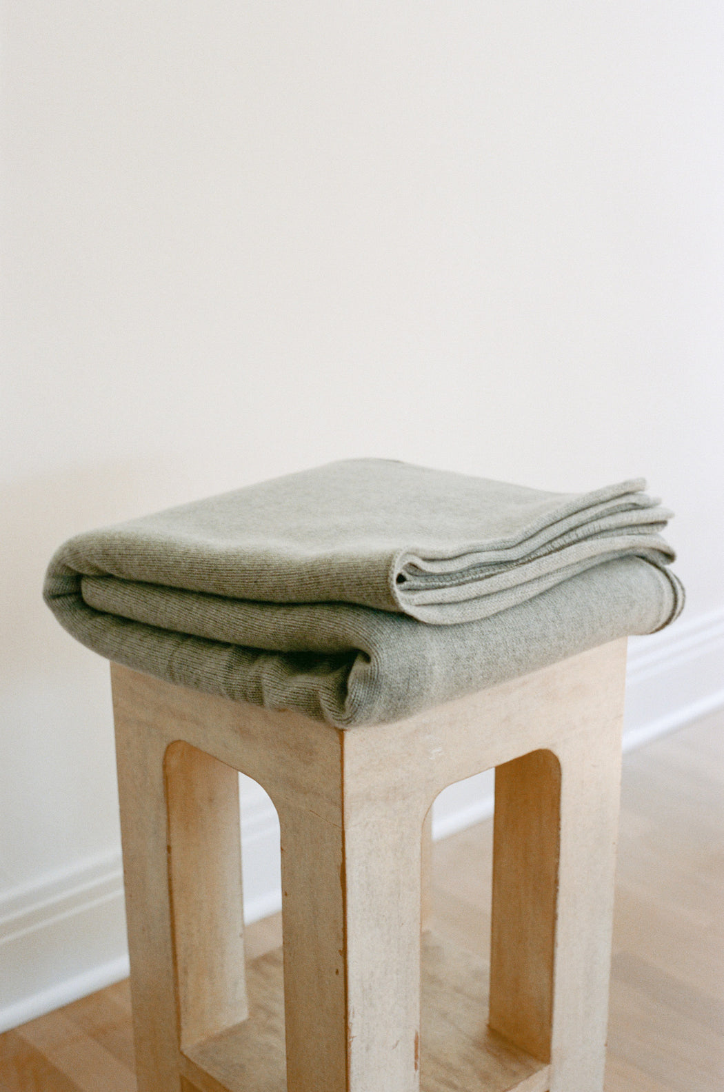 Oversized Italian Cashmere Jersey Knit Blanket - Heather Grey